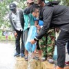 Wabup Kuningan saat menebar benih ikan nila di kolam warga desa Indapatra.